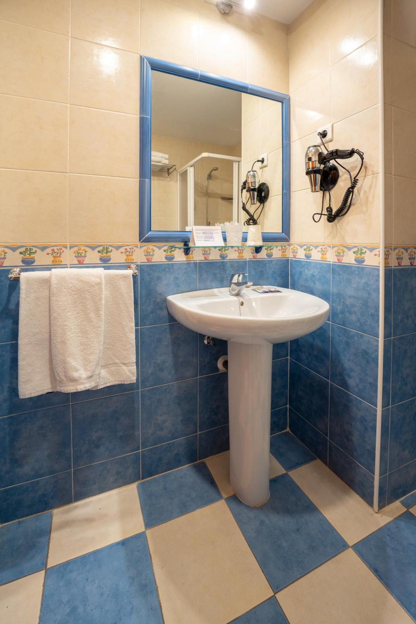 Hotel Romerito Malaga Room photo
